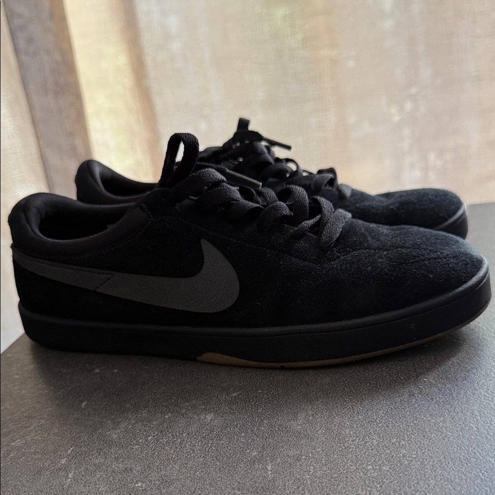 Nike Men's Black and Gray Sneakers